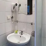 Fry House Hostel - 15Min To Dworzec Zachodni, 5Min To Klub Progresja אכסניה *